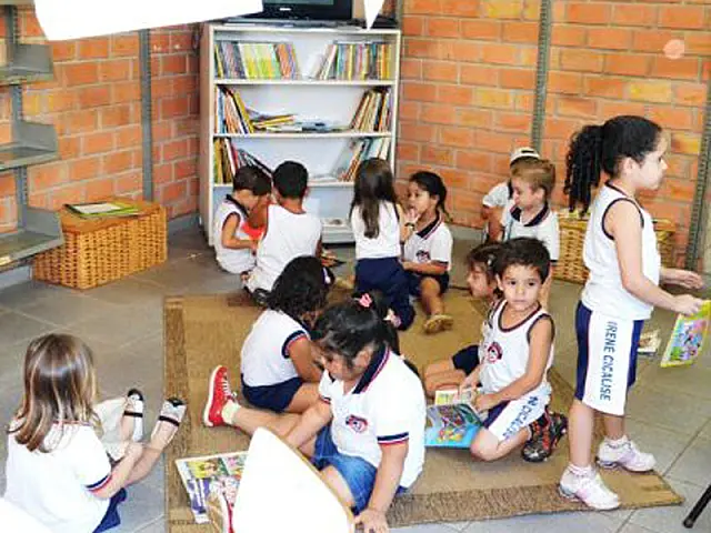 Crianças visitam a Biblioteca Municipal e participam do projeto 'Férias, Leitura e Diversão na Biblioteca'
