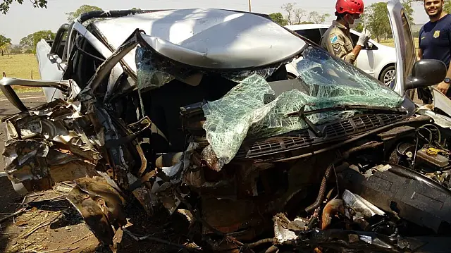 Camionete bateu em árvore após motorista evitar colisão com carro na BR-262