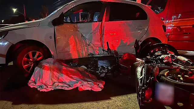 Motociclista que empinava moto foge da polícia, bate em carro e morre