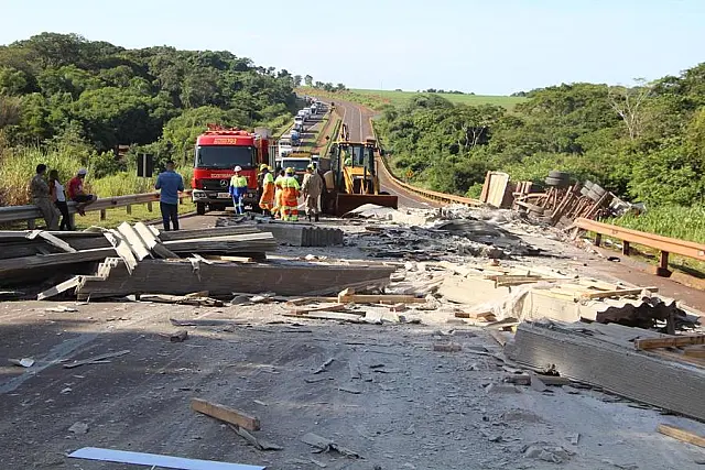 Acidente entre três carretas deixa motorista ferido na BR-163