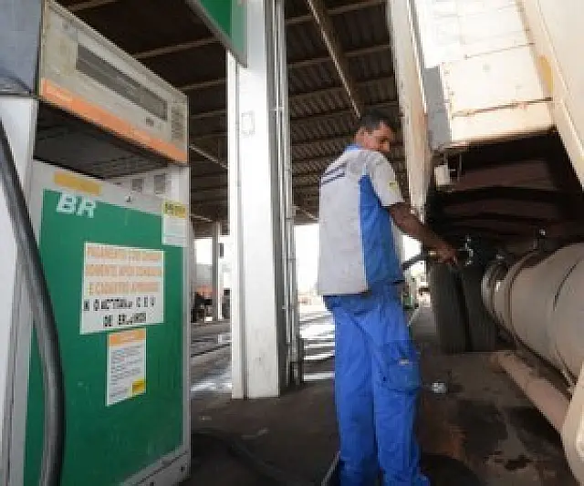 Cerca de 19 mil caminhoneiros de MS param em protesto ao preço do diesel
