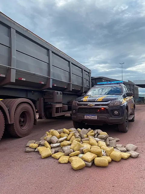 PRF de Corumbá prende motorista com 133 kg de skunk