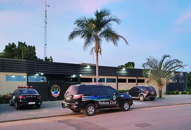 Crianças de 2 e 3 anos são encontradas presas dentro de casa