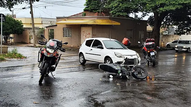 Motorista não vê moto e causa acidente na Capital