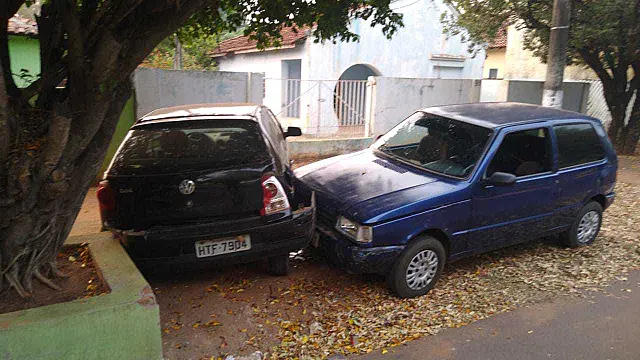 Motorista perde controle da direção a atinge carro estacionado em Aquidauana