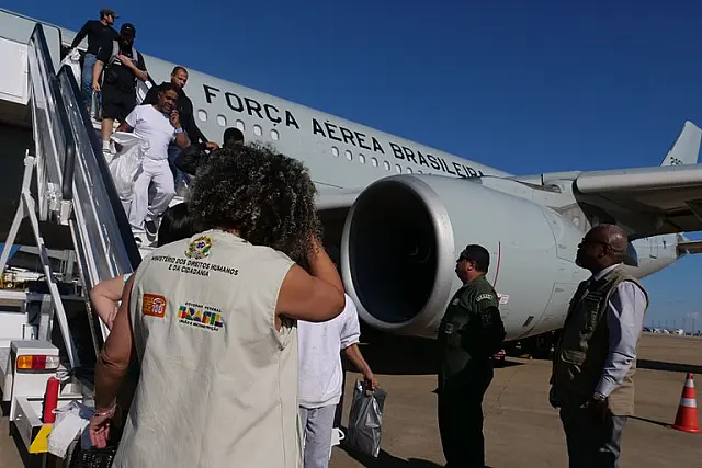 Avião com 96 brasileiros deportados dos EUA chega ao Brasil