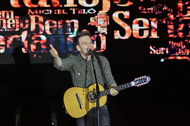 Show de Michel Teló teve público de 10 mil pessoas em Corumbá