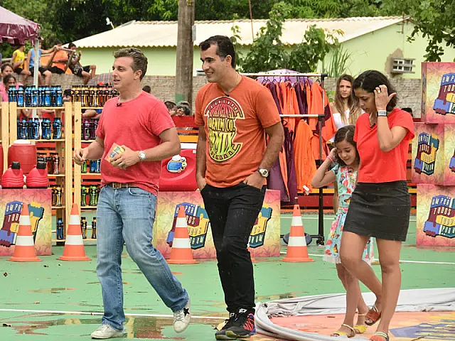 Luciano Huck grava em Aquidauana, entrega sede de projeto e promete voltar