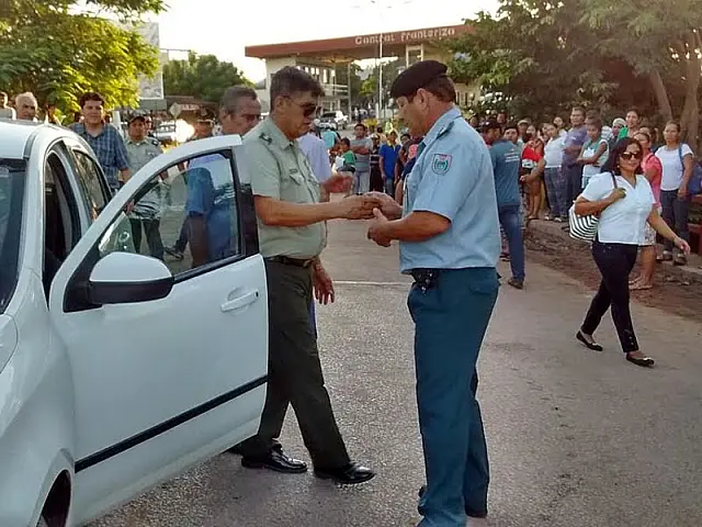 Casal suspeito de matar taxista é entregue à Polícia Brasileira