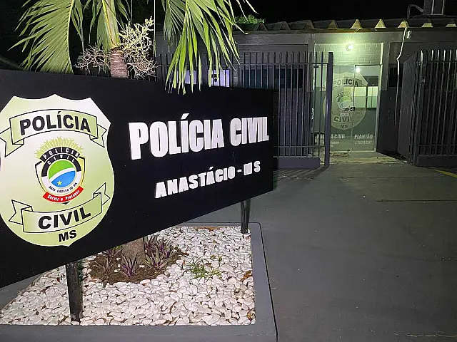 Filho de 12 anos pede socorro e mãe é presa em flagrante por agredir bebê em Anastácio