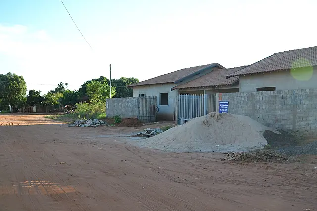 Ladrões invadem construção e furtam janela, massa e ferramentas