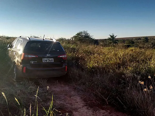 Suspeito lança veículo roubado contra a polícia, abandona e foge a pé