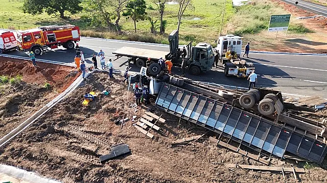 Caminhoneiro é salvo após resgate complexo no novo trevo da BR-262