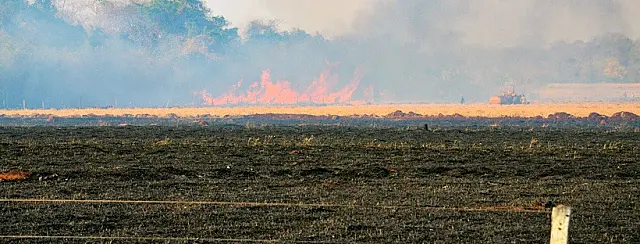 Bombeiros chegam para conter incêndio nos dois lados da rodovia MS-162