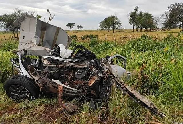 Motorista bate de frente com caminhão e morre na BR-267