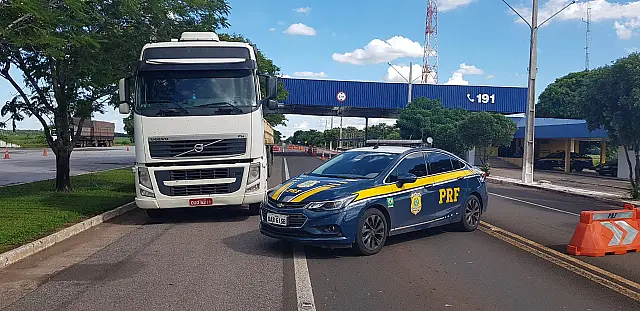 Em Miranda, PRF recupera carreta roubada em sequestro e prende dois suspeitos