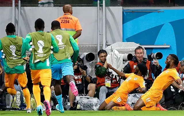 Costa do Marfim cresce com entrada de Drogba e vira sobre o Japão