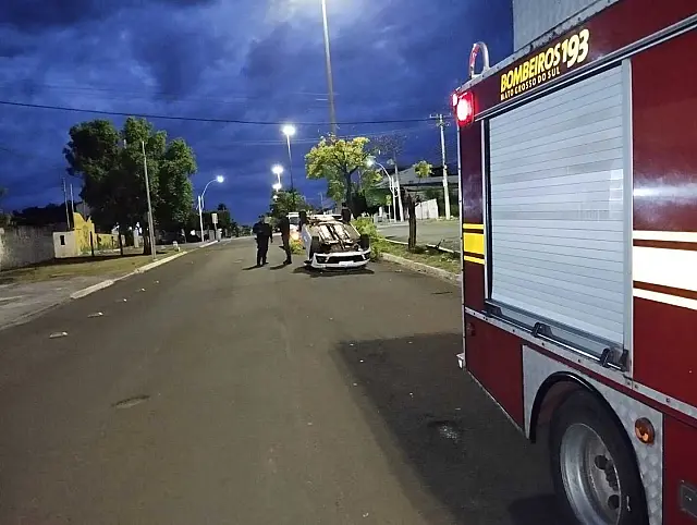 Carro capota após colisão com árvore e condutor abandona o local