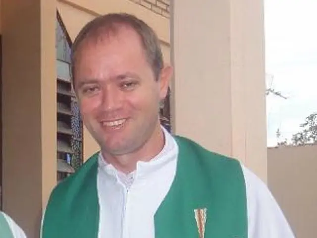 À polícia, padre confessa sexo consentido com garota de 16 anos