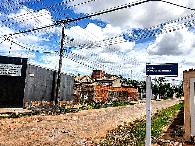 Fiação suspensa é arrumada na Avenida Manoel Murtinho