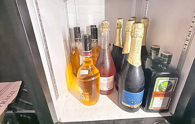 Fiscalização encontra bebidas vencidas e suspeita de falsificação na Capital