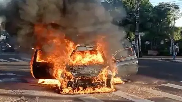 'Agora vai pensar no seu futuro', concurseiro abandona carro em chamas para não perder prova