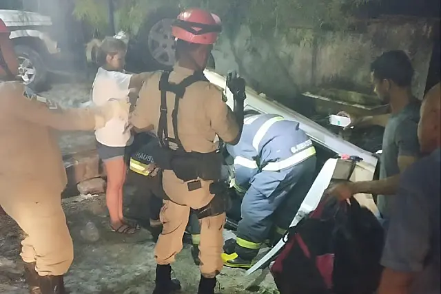 Idoso perde controle de carro e capota no Centro de Ladário