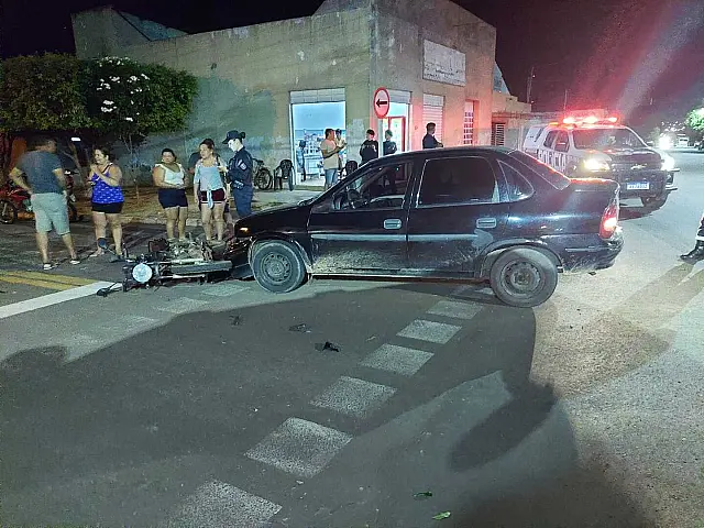 Batida entre carro e moto na Rua Duque de Caxias deixa jovem ferida