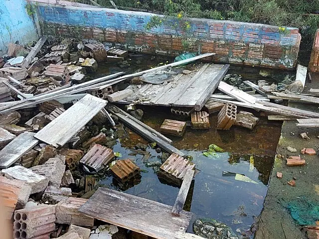 Vizinhos do CEM temem água parada em demolição inacabada