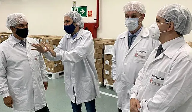 Compra de 28 milhões de doses da Sputnik V é esperança para ampliar vacinação