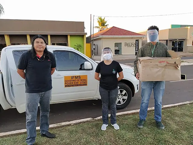 IFMS doa protetores faciais para as comunidades indígenas de Nioaque