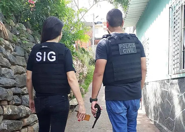 Suspeito de homicídio é preso com arma de fogo