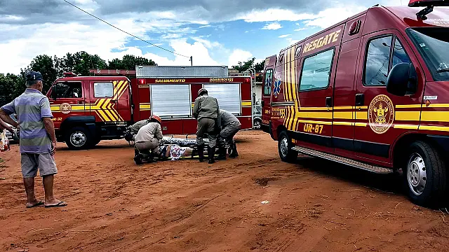 Gestante desmaia em moto e é socorrida pelo Corpo de Bombeiros