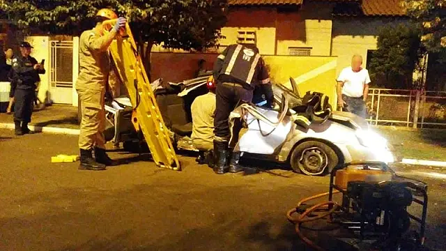 Motorista fica preso nas ferragens do carro após colisão em árvore em cidade de MS