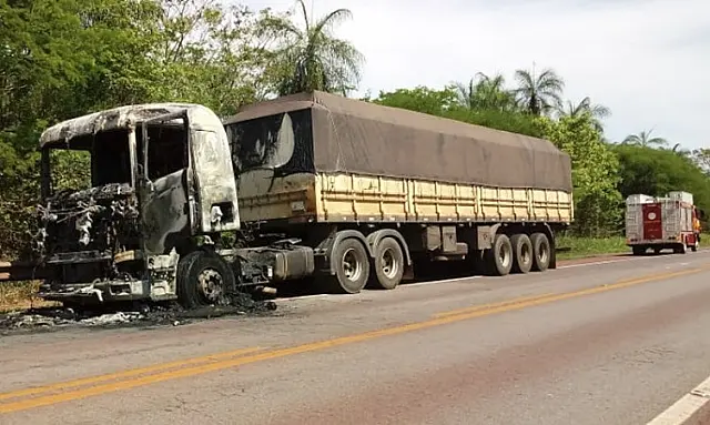 Incêndio em carreta mobiliza Corpo de Bombeiros de Corumbá
