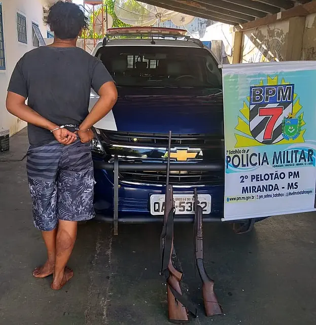 Com histórico de crimes, homem é preso com duas armas de fogo e munições