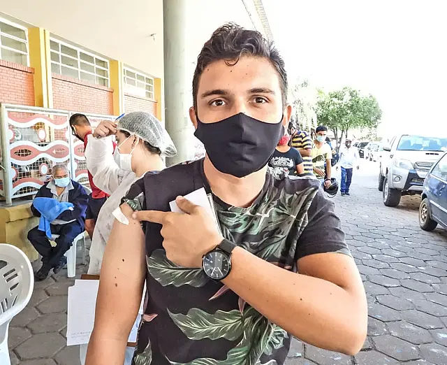 Vacinação para pessoas a partir de 19 anos segue nesta segunda