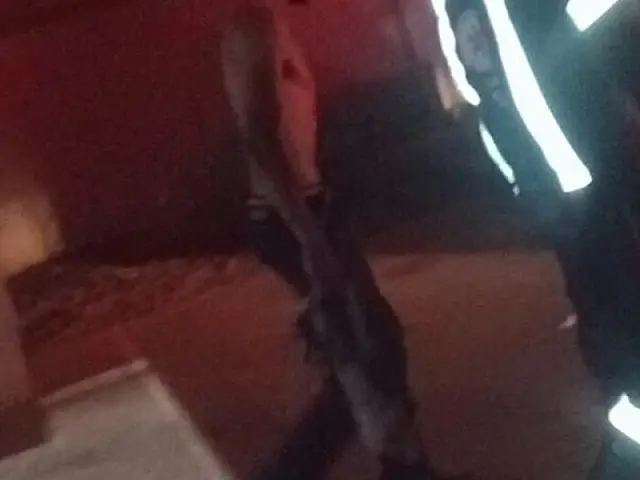 Homem tem casa invadida e é espancado e esfaqueado por grupo