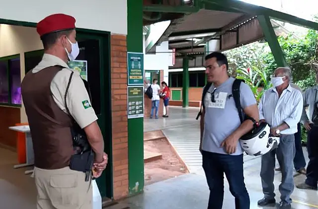 Detran-MS atende com metade do quadro de funcionários e com três clientes por vez