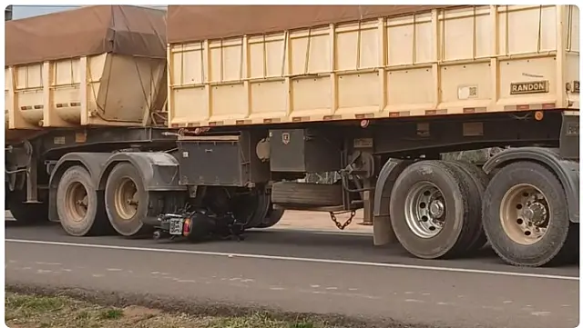 Moto vai parar embaixo de carreta na BR-163 e motorista escapa