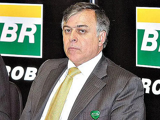 Presidenciáveis dão destaque ao escândalo da Petrobras em discursos