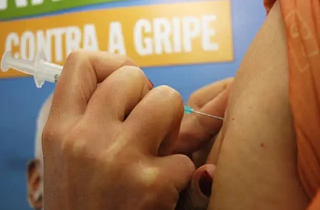 Com estoque de 193 mil doses de vacina, SES orienta população a vacinar contra a Influenza