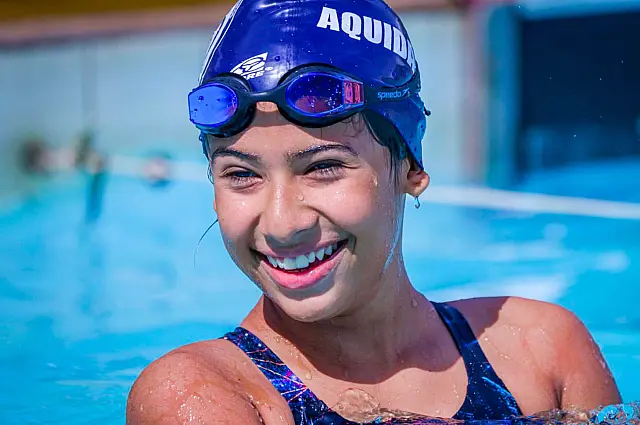 Atleta de Anastácio nada em direção a um pódio olímpico e já soma 30 medalhas