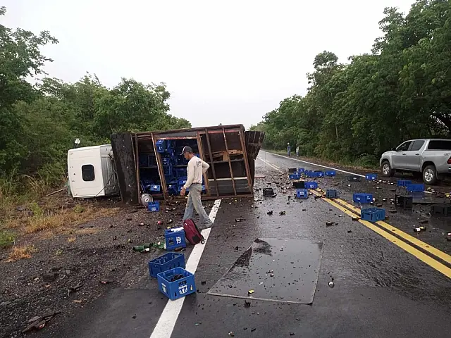 Trabalhadores saem ilesos após caminhão carregado tombar na BR-267