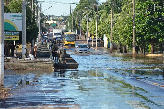 Com apoio da PM, Exército remove passadeira instalada na ponte nova