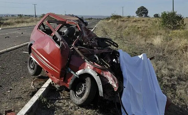Jovem morre após colisão entre carro e carreta
