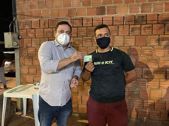 Médico veterinário, Marcio Fernandes entrega 50 RG Animal na Capital