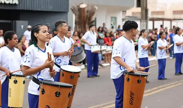 População prestigia desfile cívico-militar em comemoração aos 61 anos de Anastácio