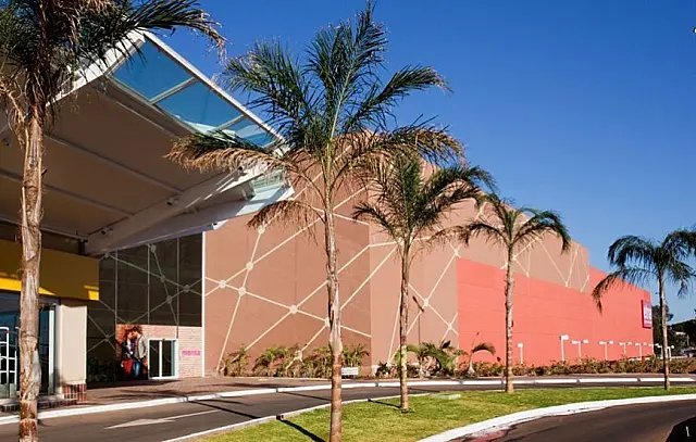 Bandidos arrombam loja de shopping e furtam dinheiro do caixa