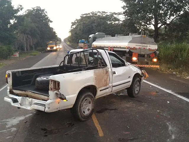 Bombeiros de Aquidauana socorrem vítimas de acidente entre caminhonete e caminhão
